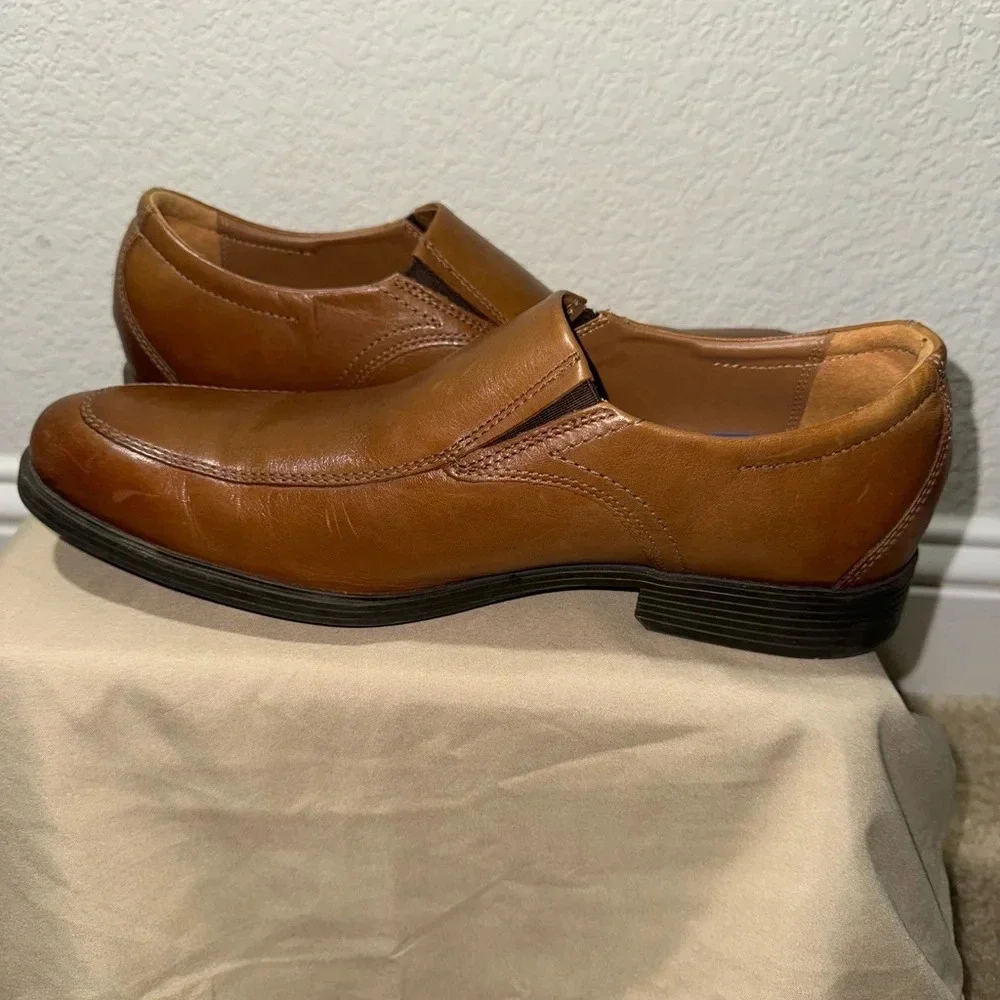 CLARKS Men’s Whiddon Step Dark Tan Leather Slip-on Loafer 9.5M